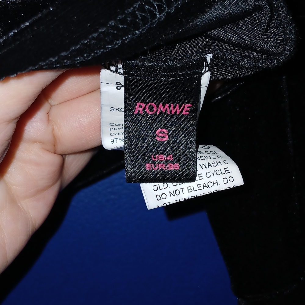 ROMWE Black Velvet Crescent Crop Top with Flared Sleeves - Picture 3 of 3